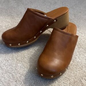 Universal Thread Tan Leather Mules with Gold Studs